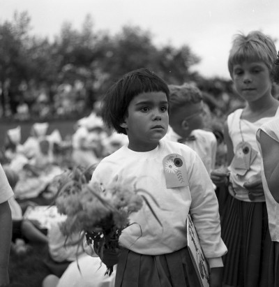Deelneemstertjes met bloemen na de Avondjeugd-vierdaagse. Veghel, 1955-1970