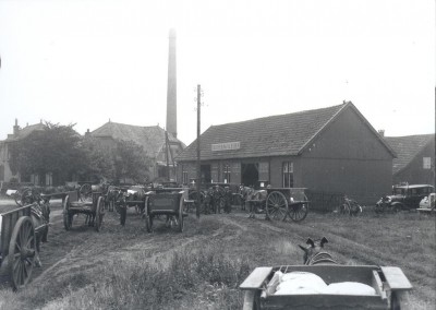 Drukte bij de kersenveiling voor de oorlog, Veilingstraat Uden 1937