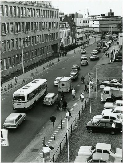 De Vestdijk in Eindhoven, met links het Binnenziekenhuis, een paar jaar voor de grote verhuizing. Eindhoven, 1970