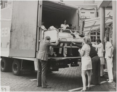 De vrachtwagens worden geladen voor de verhuis. Eindhoven, 1973