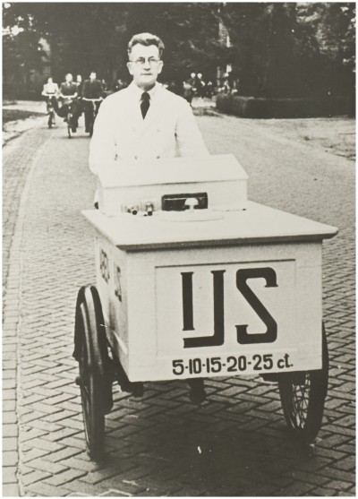 IJsventer Hein Aben met zijn ijscokar. Helmond, 1937