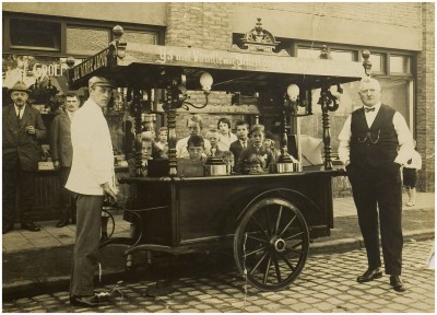 De ijscowagen van Huibert Donkers (rechts), met links ijscoman Hendrikus Petrus Lamers. Helmond, ca. 1915-1925