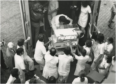 Het verhuizen van medische apparatuur. Eindhoven, 1973