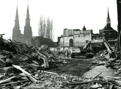 De afbraak van het ziekenhuis in oktober 1973. 