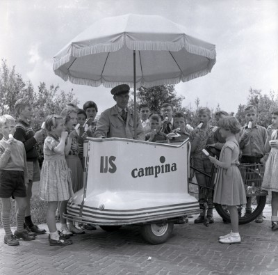 IJskar met verkoper van Campina, Eindhoven, 1956