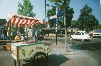De ijskar van ijssalon Hartentroef. Someren, 1998
