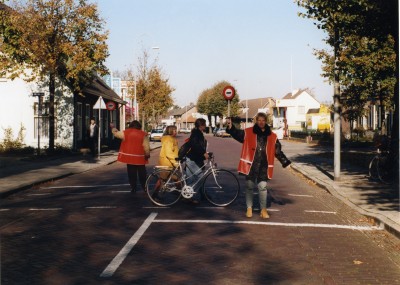 klaar-overs helpen met het oversteken van de weg. Uden, 1997