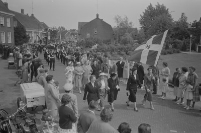 Het zilveren jubileum van pastoor Cox, met links in het publiek een ijscokar. Den Dungen, 1959