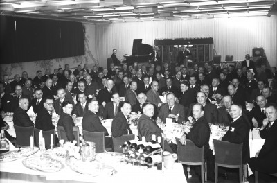 Aan het diner bij de IJzeren Man (foto: Fotopersbureau Het Zuiden, collectie BHIC, nr: 1634-006050)