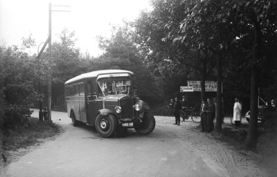 Autobus van N.V. Tramweg Maatschappij ‘s-Hertogenbosch-Vught-Voorburg bij de Ijzeren Man, Vught 1934 (foto: Fotopersbureau Het Zuiden, collectie BHIC, nr: 1634-006495)