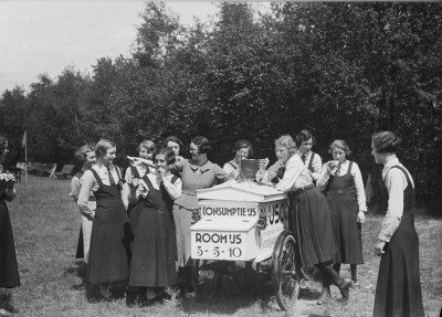 meisjes rond een ijscokar