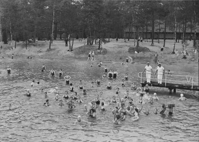Zweminrichting IJzeren Man met badmeesters in prachtig wit kostuum, Vught 1938 (foto: Fotopersbureau Het Zuiden, collectie BHIC, nr: 1634-006704) 