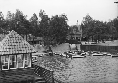 De roeihaven in gemeentelijk zwembad IJzeren Man, Vught 1938 (foto: Fotopersbureau Het Zuiden, collectie BHIC, nr: 1634-006718) 