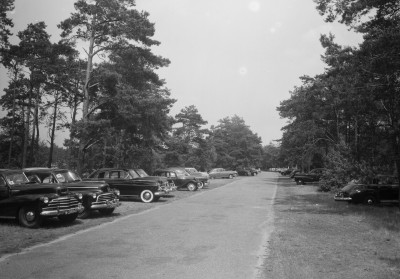 Bolides staan geparkeerd op de parkeerplaats van de IJzeren Man, Vught 1951 (foto: Fotopersbureau Het Zuiden, collectie BHIC, nr: 1634-007205)