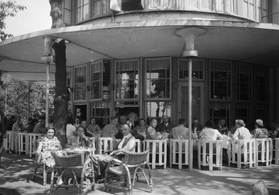 Oorlogsinvaliden uit Nijmegen op het terras bij de IJzeren Man, Vught 1951 (foto: Fotopersbureau Het Zuiden, collectie BHIC, nr: 1634-007206)  