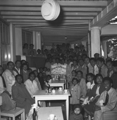 Twee jaar Republiek Zuid-Molukken; Ambonezen uit woonoord Lunetten bijeen in de IJzeren Man, Vught 1952 (foto: Fotopersbureau Het Zuiden, collectie BHIC, nr: 1634-007721)