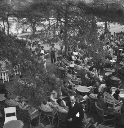 Twee jaar Republiek Zuid-Molukken; Ambonezen uit woonoord Lunetten bijeen op het terras bij de IJzeren Man, Vught 1952 (foto: Fotopersbureau Het Zuiden, collectie BHIC, nr: 1634-007723)