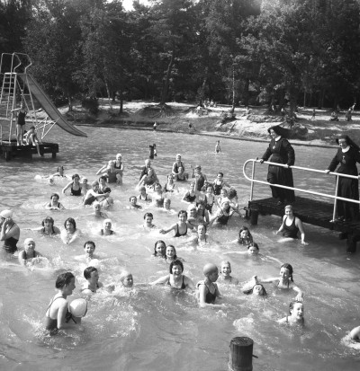 Zwembad IJzeren Man, toezicht door de zusters van Mariaoord, Vught 1952 (foto: Fotopersbureau Het Zuiden, collectie BHIC, nr: 1634-007735)
