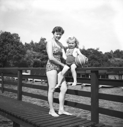 Moeder en dochter zwemmen bij zwembad IJzeren Man, Vught 1952 (foto: Fotopersbureau Het Zuiden, collectie BHIC, nr: 1634-007739) 