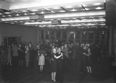Danszaal bij de IJzeren Man, Vught 1946 (foto: Fotopersbureau Het Zuiden, collectie BHIC, nr: 1634-008421)