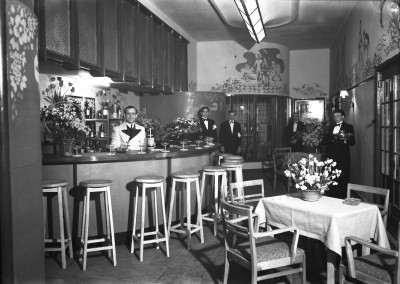 De bar bij de IJzeren Man, Vught 1946 (foto: Fotopersbureau Het Zuiden, collectie BHIC, nr: 1634-008424) 