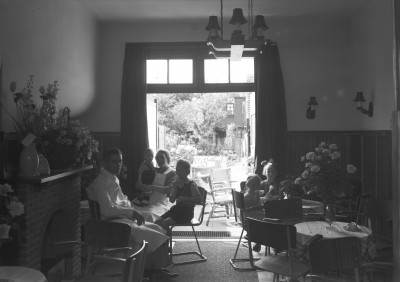 Tijdens de opening van de IJssalon van Banketbakkerij L. Scheepers genieten de kinderen van een ijsje. Vught, 1949