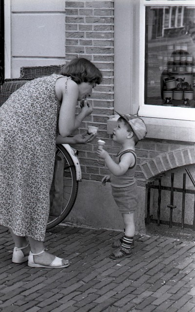 Moeder en zoon genieten van een ijsco. Grave, ?