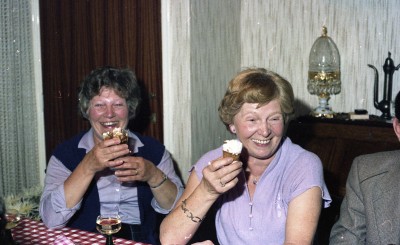 Twee dames genieten van een ijsje. Schijndel, ?