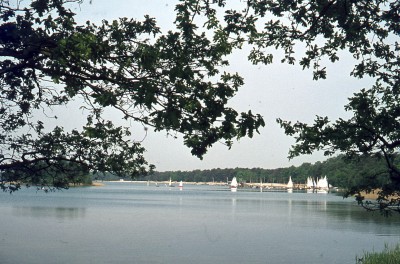 Foto gemaakt vanaf de boulevard en laat de nieuwe situatie van de omvorming van strandbad naar recreatiepark De IJzeren Man zien, Vught 1975 (foto: Vera Delleman-de Kort, collectie BHIC, nr: 1923-001846)
