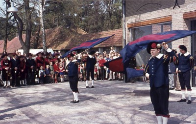 Feest ter gelegenheid van 25 jaar bevrijding bij de IJzeren Man. Demonstratie van het gilde Landjuweel, Vught 1971 (foto: Vera Delleman-de Kort, collectie BHIC, nr: 1923-003508)