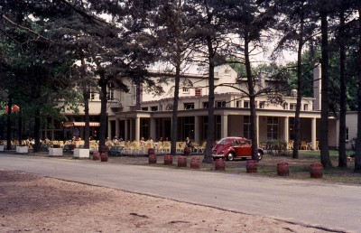 Volkswagen Kever naast hotel de IJzeren Man, Vught ca. 1970 (foto: Vera Delleman-de Kort, collectie BHIC, nr: 1923-003988)