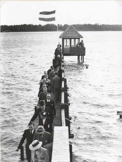 Drukte op de steiger tijdens de opening van zweminrichting de IJzeren Man, Vught 1938  (foto: Fotopersbureau Het Zuiden, collectie BHIC, nr: FOTOVU.1439) 