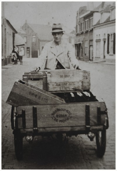Het bezorgen van bier van de Budelse Brouwerij met bakfiets door Lon Aarts. Budel, 1945-1950