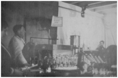 Een kijkje bij het productieproces bij de brouwerij. Budel 1920-1929