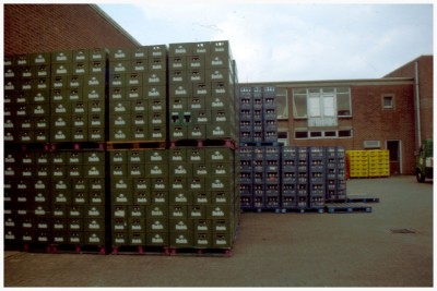 Opslag van kratten Budels Bier, Budel 2000