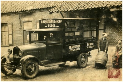 G. van Engelen die als bezorger werkte voor brouwerij De Hoop. Budel, 1925-1935