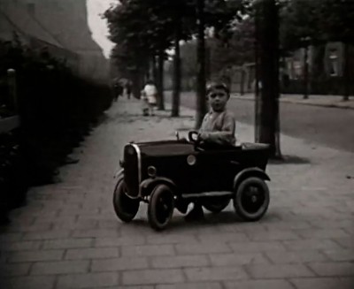 Een kind van de familie Sanders in een Trapauto, Helmond 1932