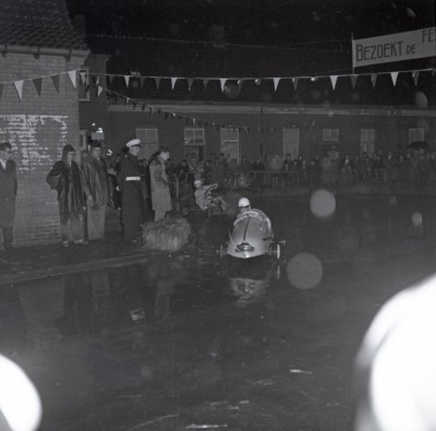 Kinderen nemen deel aan een skelterrace. Eindhoven, 1960