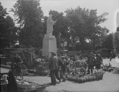 Het Heilig Hartbeeld op het Walplein, Oss 1935 (standbeeld: A. Falise, foto: Fotopersbureau Het Zuiden, collectie BHIC, nr. 1659-000024)