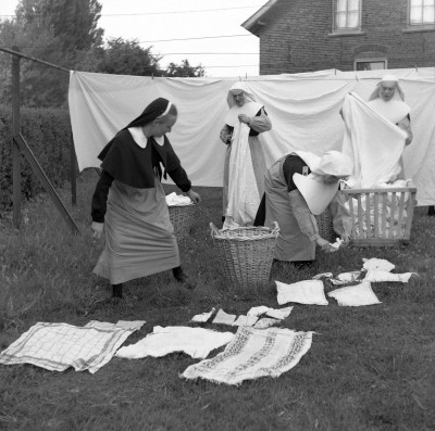 Zusters Ursulinen hangen de was op, Boxtel 1953 (foto: Fotopersbureau Het Zuiden, collectie BHIC, nr. 1901-001320)