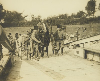 Een voorraadwagen met twee paarden van de Cavalerie wordt een pont opgeleid, Grave 1914-1918 (foto: collectie Fotoalbums Eerste Wereldoorlog, Nederlands Instituut voor Militaire Historie, nr. 2204-002-036)