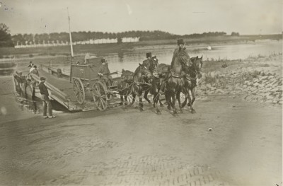 Een foeragewagen van de Artillerie wordt overgezet met een pont, Grave 1914-1918 (foto: collectie Fotoalbums Eerste Wereldoorlog, Nederlands Instituut voor Militaire Historie, nr. 2204-002-036)