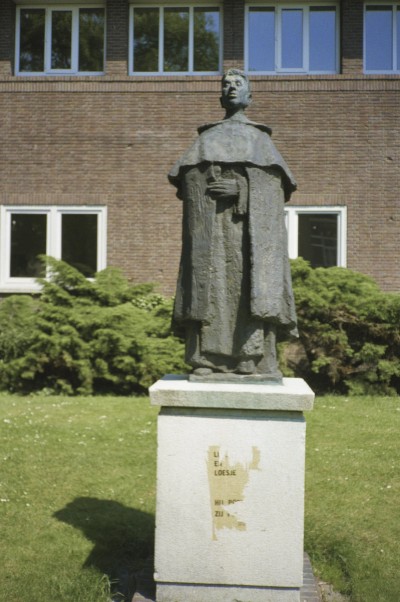 Standbeeld van Titus Brandsma voor het Titus Brandsmalyceum (nu: Hooghuis), Oss 1986 (standbeeld: Theo van der Nahmer 1957, foto: A.H. van der Stappen, collectie BHIC, nr. 1699-000524)