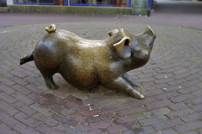 Het varkentje op het Walplein, Oss (standbeeld: Antoinette Briët 1981, foto: A.H. van der Stappen, collectie BHIC, nr. 1699-001262)