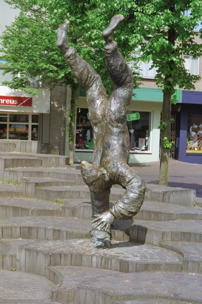 De harlekijn of het clowntje (officieel: de paljas) op de Heuvel, Oss 1993 (standbeeld: Kees Jansen 1981, foto: A.H. van der Stappen, collectie BHIC, nr. 1699-001736)