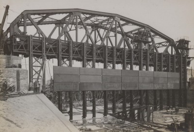 De Maasbrug bij Grave in aanbouw met de constructie van de stuw in de Maas. Grave 1927 (foto: fotograaf onbekend, collectie BHIC, nr. GRA1184)