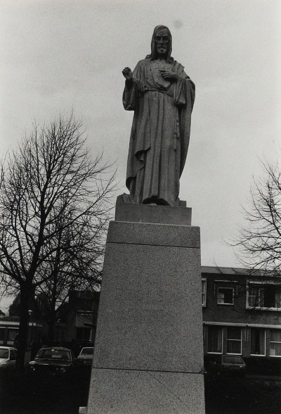 Heilig Hartbeeld aan de Berghemseweg, Oss 1988 (beeld: A. Falise, foto: Wies van Leeuwen/Provincie Noord-Brabant, collectie BHIC, nr. PNB001050680)