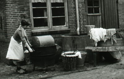 Centrifugeren met de hand (foto: ZLTO, collectie BHIC, nr. illusBiB036)