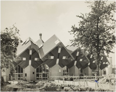 Exterieur van theater het Speelhuis. Het uiterlijk van het theater vormde een geheel met de woningen. Helmond, 1977