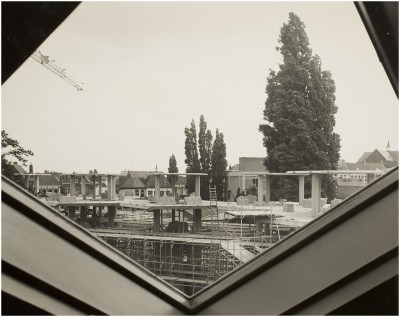 Het uitzicht door een van de ramen van een kubuswoning. Helmond, 1975